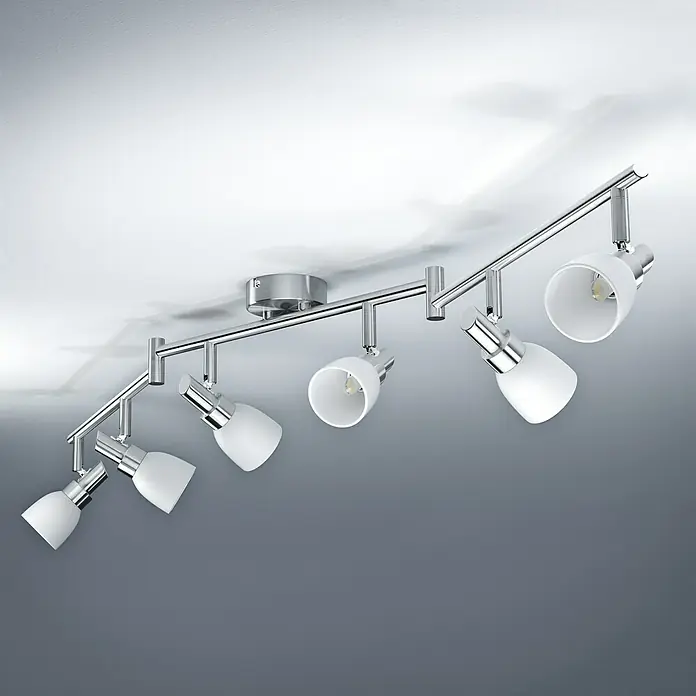 Osram LED-Deckenstrahler 827 - 12 W, L x B x H: 125 x 8 x 19,2 cm, Weiß/Silber, Warmweiß - Diese Abbildung zeigt eine moderne LED-Deckenleuchte mit sechs verstellbaren Strahlern in Chrom und Weiß. Ideal für eine zielgerichtete Beleuchtung.