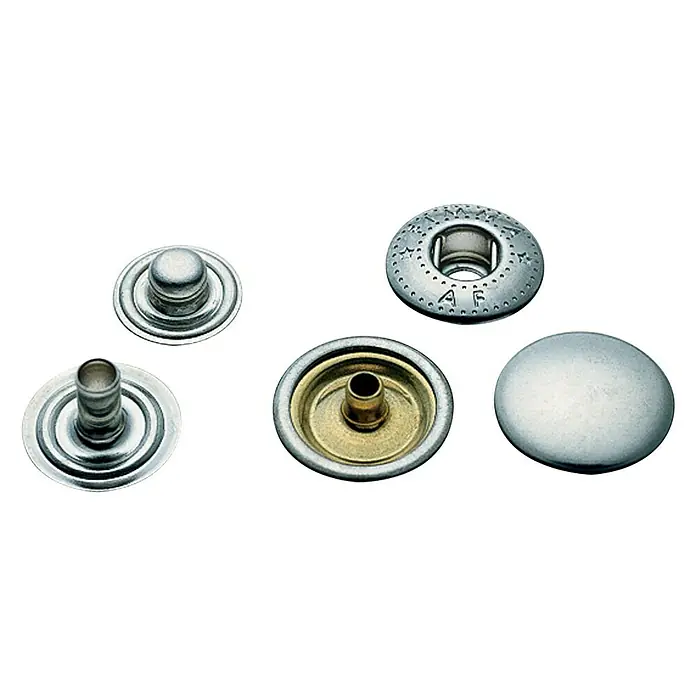 Stabilit Clavo - Latón, 10 ud. - Primer plano de cinco botones a presión de color plateado dispuestos sobre un fondo negro.