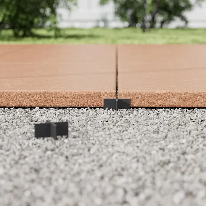 Langfit Fugenkreuz - 100 Stk., Fugenbreite 6 mm - Bodenelemente auf Splitt mit dunklen Verbindungsstücken. Ideal für den Außenbereich, schaffen Sie eine moderne Terrassenfläche.