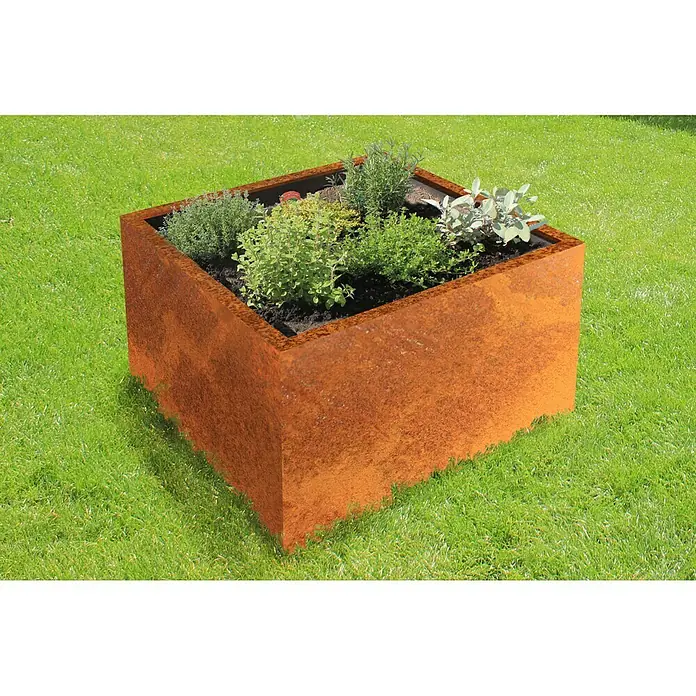 Palatino Exclusive Line Pflanzkasten Clara - 80 x 80 x 50 cm, Cortenstahl, Rotbraun - Rostfarbener Pflanzkasten aus Metall mit verschiedenen Kräutern auf einer grünen Rasenfläche.