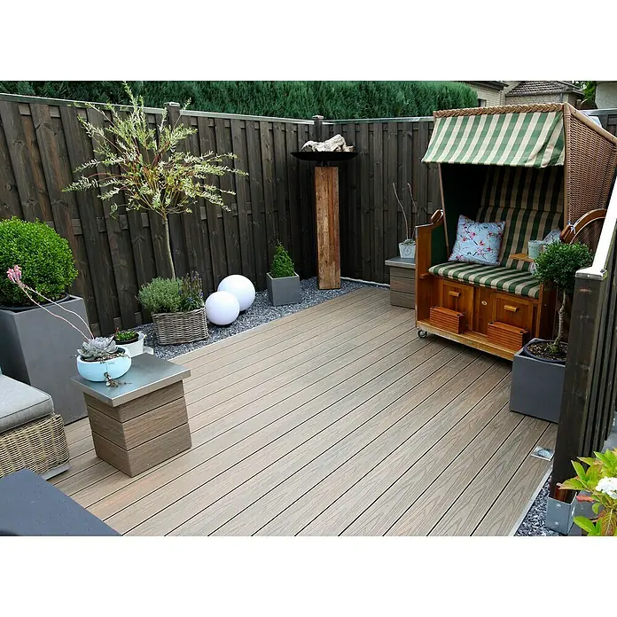 Elephant Terrassenbau-Set WPC strongWood - Teak/Grau, Deckfläche pro Paket: 25 m² - Gartengestaltung mit stilvoller Strandkorb-Sitzgelegenheit, umgeben von Pflanzen und Dekorationselementen auf einer modernen Holzterrasse.