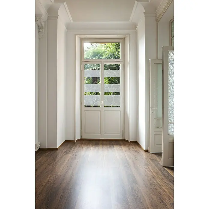 D-c-fix Glasfolie Snow - 200 x 67,5 cm, Transluzent, Selbstklebend - Ein heller Raum mit einem schönem Holzboden und Doppeltüren, die mit dekorativen, horizontalen Fensterfolien versehen sind, die Privatsphäre und Lichtschutz bieten.