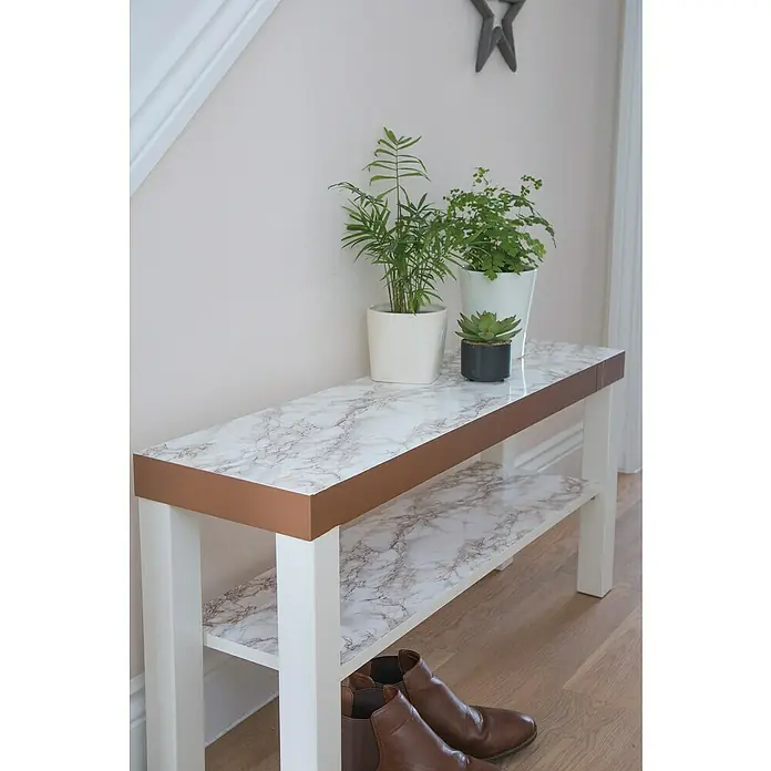 D-c-fix Marmoreffektfolie Cortes - 200 x 45 cm, Braun, Selbstklebend - Dekorativer Eingangsbereich mit einem stilvollen Konsolentisch mit Marmoroberfläche und Zimmerpflanzen für ein einladendes Ambiente.