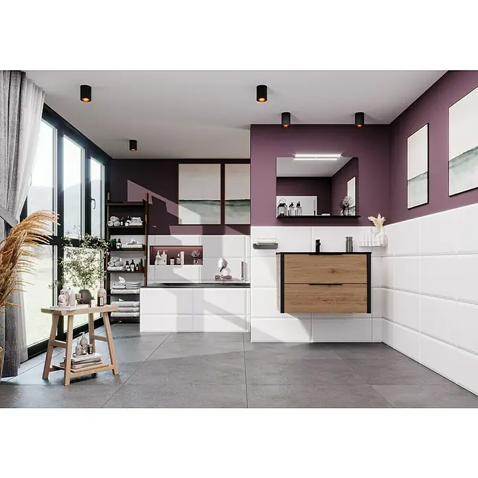 Wandfliese Metro XXL - 30 x 60 cm, Weiß, Matt - Ein modernes Badezimmer mit einem hölzernen Waschtischunterschrank, grauen Fliesen und lila Akzentwand. Die Beleuchtung ist dezent und stilvoll.