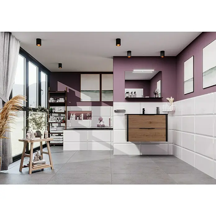 Wandfliese Metro XXL - 30 x 60 cm, Weiß, Glänzend - Ein modernes Badezimmer mit weißen Fliesen, lila Akzentwand und einem Waschtisch mit Holzfront für einen stilvollen Look.