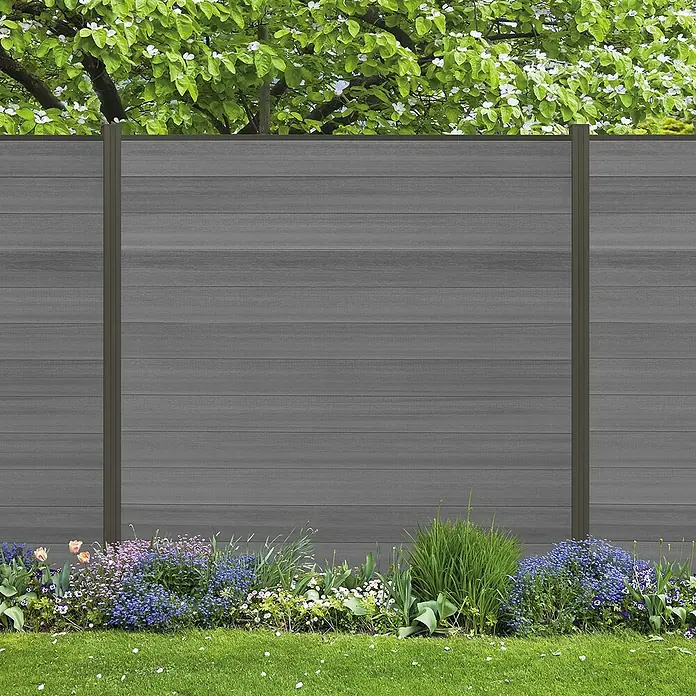 Elephant Steckzaun Cora Line für drei Zaunfelder - 557 x 180 cm, Grau/ Anthrazit, Einbetonieren - Grauer Composite-Zaun mit Blumenbeet im Garten, der Privatsphäre und eine ansprechende Optik vereint. Ideal für eine stilvolle Gartengestaltung.