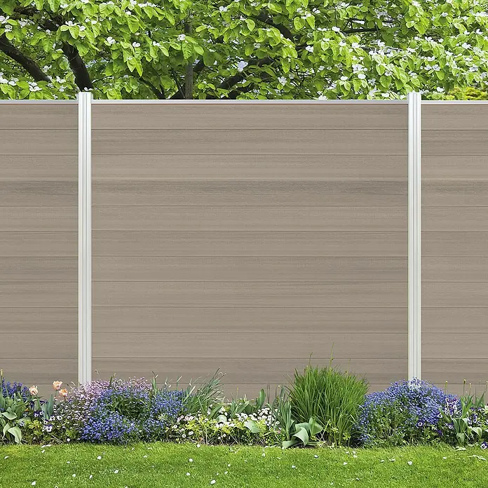 Elephant Steckzaun Cora Line für fünf Zaunfelder - 924 x 180 cm, Schilf/ Aluminium, Einbetonieren - Ansicht eines modernen Gartenzauns mit dekorativen Blumenbeeten im Vordergrund, der Privatsphäre und Ästhetik vereint.