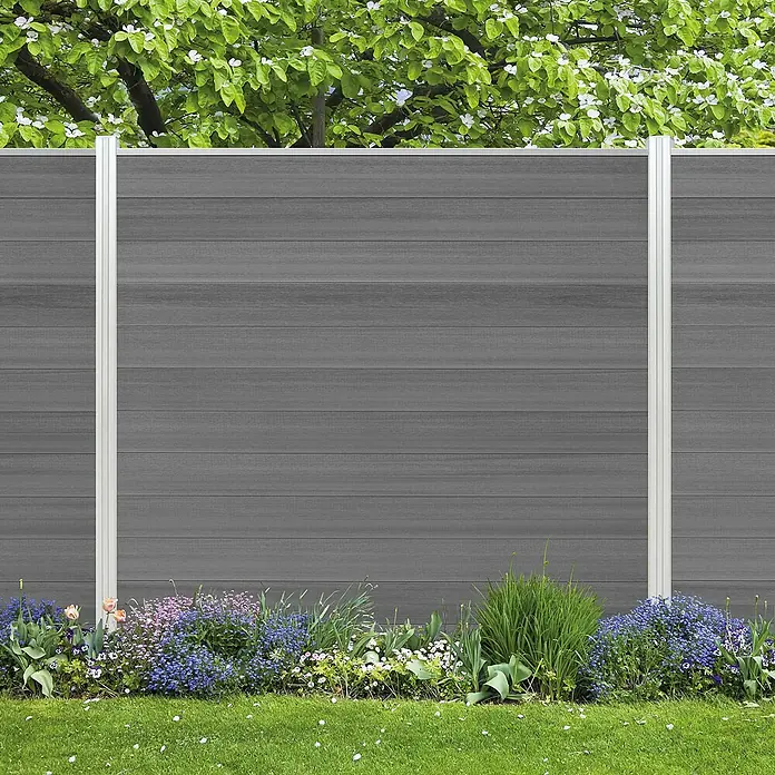 Elephant Steckzaun Cora Line für vier Zaunfelder - 740 x 180 cm, Grau/ Aluminium, Einbetonieren - Ein grauer Design-Gartenzaun mit silbernen Pfosten und blühenden Blumen im Vordergrund.