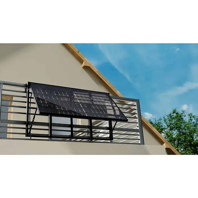 Befestigungs-Set - Metall, Passend für: Hepa-Komplettkraftwerke - Nahaufnahme eines Balkons mit einem schwarzen Solarpanel, das teilweise auf einem Geländer montiert ist, mit einem Haus und einem Himmel im Hintergrund.