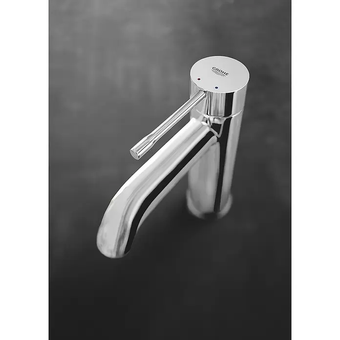 Grohe Essence New Waschtischarmatur S-Size - Mit Zugstange, Chrom, Glänzend - Ein glänzender Chrom-Einhebel-Waschtischmischer von Grohe mit gebogenem Auslauf und roten/blauen Temperaturanzeigen.