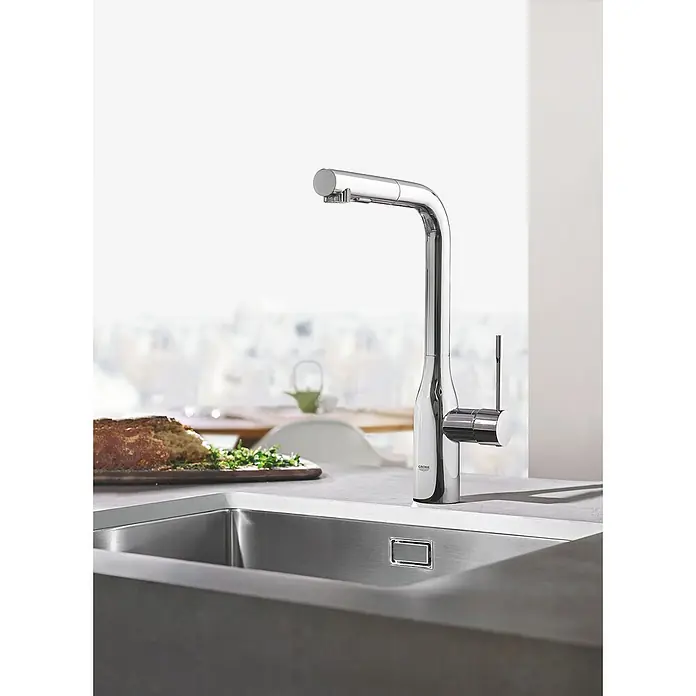 Grohe Essence Spültischarmatur - L-Auslauf, Chrom, Glänzend - Nahaufnahme einer Grohe Küchenarmatur aus Chrom mit Ausziehbrause, die über einer Spüle in einer modernen Küche montiert ist.