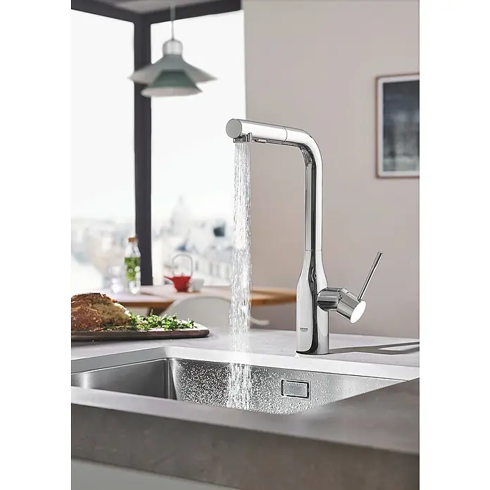 Grohe Essence Spültischarmatur - L-Auslauf, Chrom, Glänzend - Nahaufnahme eines modernen Chrom-Küchenhahns mit fließendem Wasser.