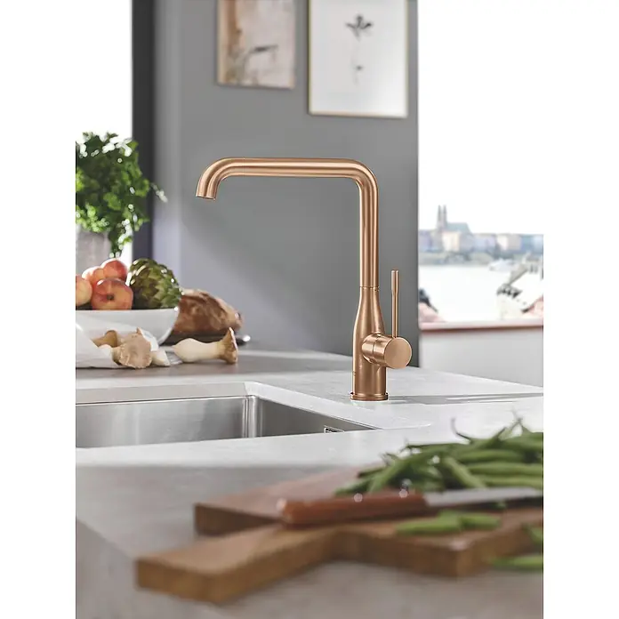 Grohe Essence Spültischarmatur - L-Auslauf, Warm Sunset, Matt - Nahaufnahme einer stilvollen Kupfer Küchenarmatur. Perfekt für moderne Küchen, vereint sie Ästhetik und Funktionalität.