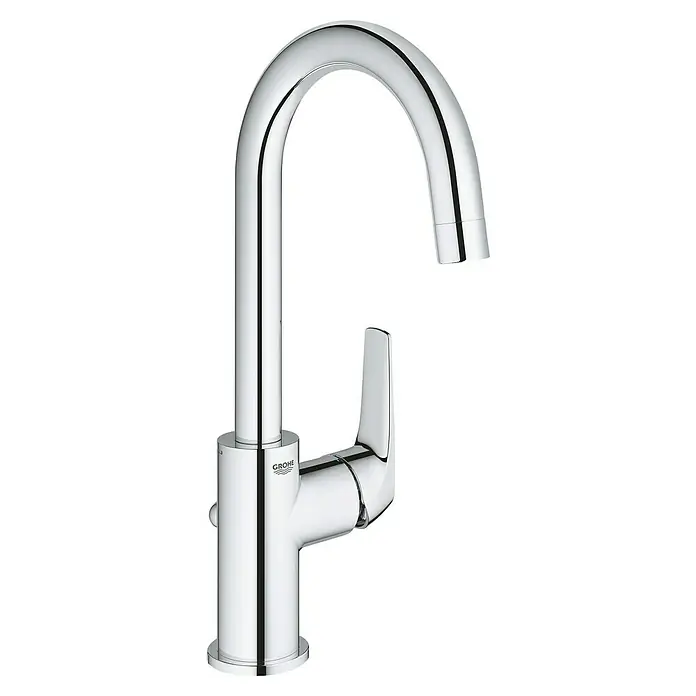 Grohe BauFlow Waschtischarmatur L-Size - Chrom, Glänzend - Nahaufnahme einer glänzenden, verchromten Grohe Küchenarmatur mit hohem Auslauf und Einhebelmischer vor schwarzem Hintergrund.