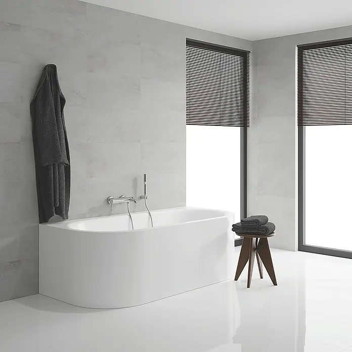 Grohe Essence Badewannenarmatur - Ausladung Armatur: 193 mm, Chrom, Glänzend, Handbrause - Elegante Badewanne in einem modernen Badezimmer. Die freistehende Wanne ist das zentrale Element, ergänzt durch minimalistische Armaturen und dunkle Fensterjalousien.