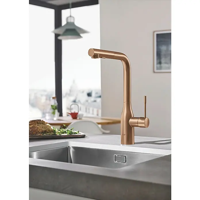 Grohe Essence Spültischarmatur - L-Auslauf, Warm Sunset, Matt - Nahaufnahme einer eleganten Küchenarmatur in Kupferoptik, die Funktionalität und modernes Design vereint. Ideal für stilvolle Küchen.