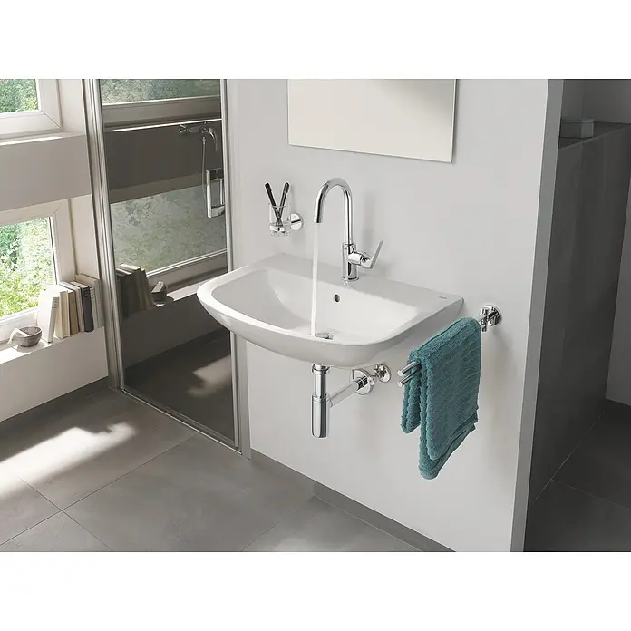 Grohe BauFlow Waschtischarmatur L-Size - Chrom, Glänzend - Nahaufnahme eines modernen Badezimmers mit weißem Waschbecken, Armatur und blauem Handtuch.