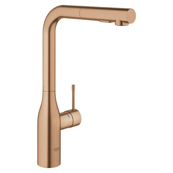 Grohe Essence Spültischarmatur - L-Auslauf, Warm Sunset, Matt - Nahaufnahme einer roséfarbenen Küchenarmatur von Grohe mit schwenkbarem Auslauf vor einem schwarzen Hintergrund.