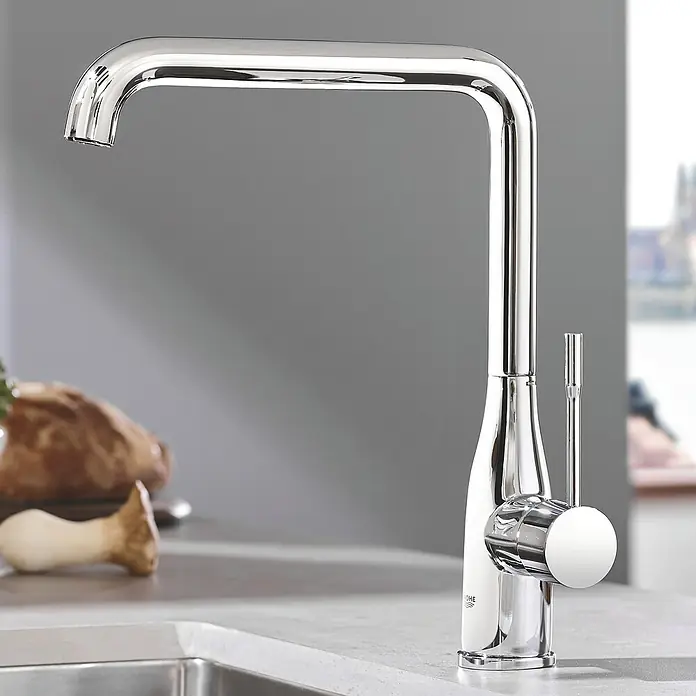 Grohe Essence Spültischarmatur - U-Auslauf, Chrom, Glänzend - Glänzender, moderner Küchenarmatur mit minimalistischem Design. Der Wasserhahn besticht durch seine klaren Linien und die hochglanzverchromte Oberfläche.