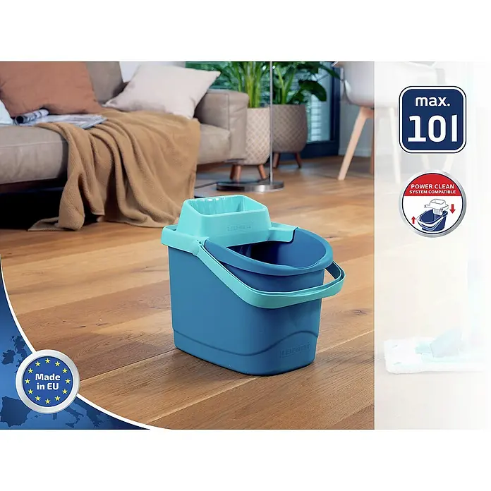Leifheit Power Clean Eimer M - 10 l, Kunststoff - Nahaufnahme eines blauen Leifheit-Putzeimers mit blaugrünem Auswringer auf einem Holzboden.