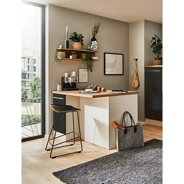 Respekta Inselküche Gabriel - Breite: 150 cm, Grau, Ohne Elektrogeräte - Bild von Kücheneinrichtung mit Barhocker, Holztisch, Regalen und grauem Teppich. Ein modernes und stilvolles Küchendesign.