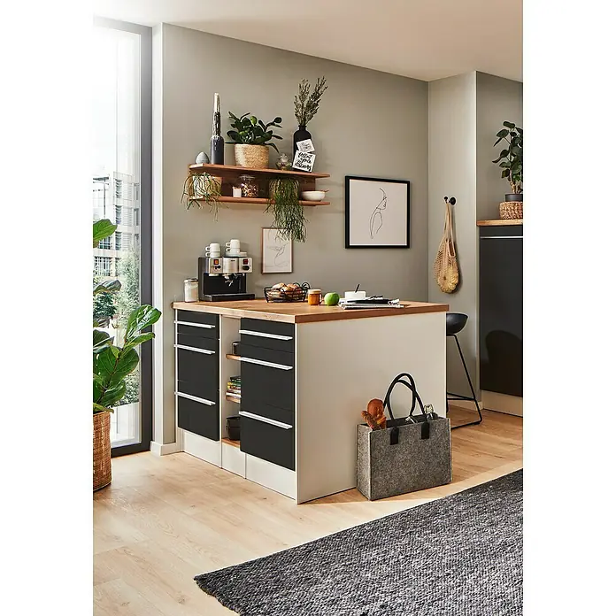 Respekta Inselküche Gabriel - Breite: 150 cm, Grau, Ohne Elektrogeräte - Die Kücheninsel im modernen Stil bietet Stauraum mit schwarzen Schubladen und eine Arbeitsfläche aus Holz. Pflanzen und Deko sorgen für eine gemütliche Atmosphäre.