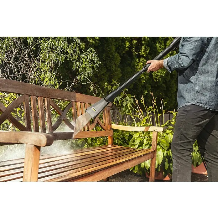 Kärcher Strahlrohr eco!Booster 130 - Passend für: Kärcher Hochdruckreiniger der Klassen K4, 615 x 108 x 51 mm - Reinigung einer Gartenbank mit einem Kärcher Hochdruckreiniger, um Schmutz zu entfernen und das Holz aufzufrischen.