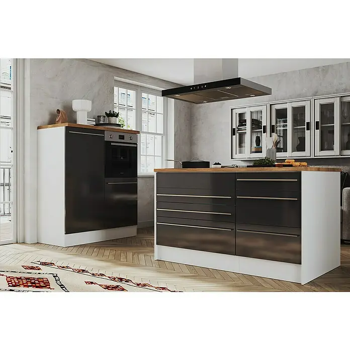 Respekta Inselküche Gabriel - Breite: 320 cm, Grau, Mit Blockhaube, Mit Elektrogeräten - Moderne Küche mit dunklen Schränken und einer Kochinsel unter einer eleganten Dunstabzugshaube. Helle Arbeitsplatten und Fenster sorgen für Kontrast.