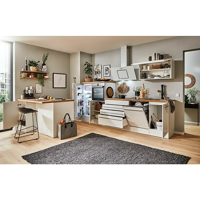 Respekta Inselküche Gabriel - Breite: 320 cm, Weiß, Mit Schräghaube, Mit Elektrogeräten - Moderne Küche mit weißen Schränken, einer Holz-Arbeitsplatte und offenen Regalen, die eine einladende und stilvolle Atmosphäre schaffen.