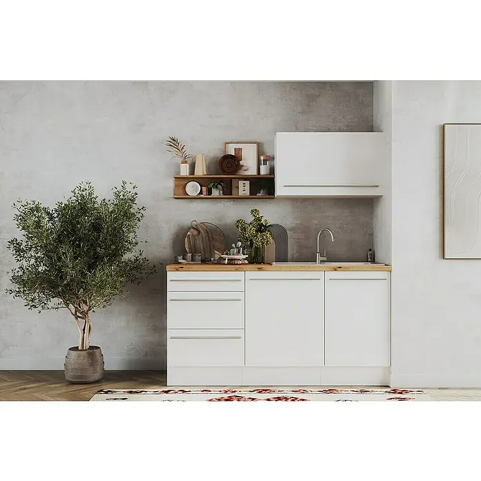 Respekta Inselküche Gabriel - Breite: 290 cm, Weiß, Mit Inselhaube, Mit Elektrogeräten - Helle Küchenzeile mit Spüle und Hängeschrank, dekoriert mit Holzregal und Topfpflanze. Ein modernes Küchendesign für ein gemütliches Zuhause.