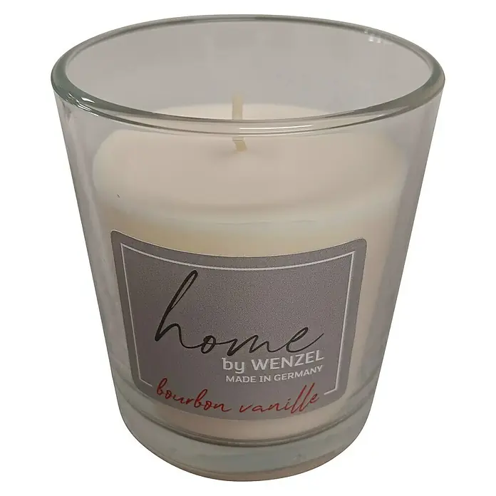 Duftkerze im Glas - Bourbon Vanilla, Ø x H: 8,5 x 7 cm - Nahaufnahme einer "Home by Wenzel" Duftkerze mit Bourbon-Vanille-Duft in einem klaren Glasgefäß, das ein gemütliches Ambiente verspricht.