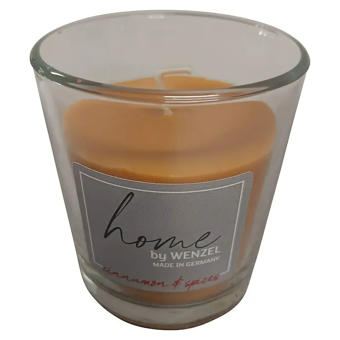 Duftkerze im Glas - Cinnamon & Spices, Ø x H: 8,5 x 7 cm - Nahaufnahme einer Home by Wenzel Duftkerze "Zimt & Gewürze" im Glasbehälter, die eine gemütliche Atmosphäre verspricht.