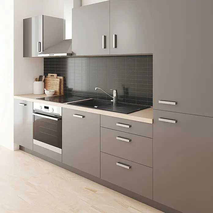 Grohe Eurosmart Cosmopolitan Spültischarmatur - Chrom, Glänzend, Vorabsperrung - Moderne Küche mit grauen Schränken, schwarzem Spülbecken und Holzarbeitsplatte. Das Design ist minimalistisch und funktional.