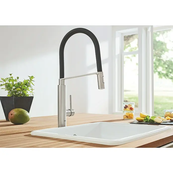 Grohe Concetto Spültischarmatur - Supersteel/Schwarz, Matt - Küchenspüle mit modernem Wasserhahn. Die elegante Küchenarmatur in Silber und Schwarz steht im Fokus dieses Bildes.