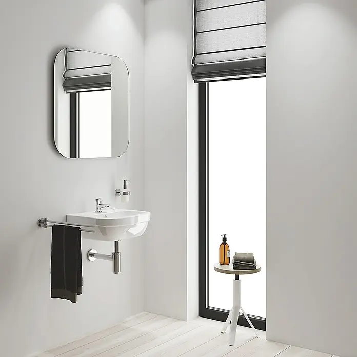 Grohe Costa Kaltwasser-Standventil - Chrom, Glänzend, Höhe: 9,3 cm - Elegantes Badezimmer mit einem stilvollen Waschbecken, einem runden Spiegel und einem kleinen Beistelltisch mit Handtüchern.