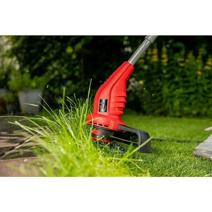 Hurricane Elektro-Rasentrimmer HERT-I-3025 - 300 W, Schnittbreite Faden: 25 cm - Ein roter Hurricane Rasentrimmer schneidet Gras in einem Garten. Das Gerät ist auf Leistung und Präzision ausgelegt.