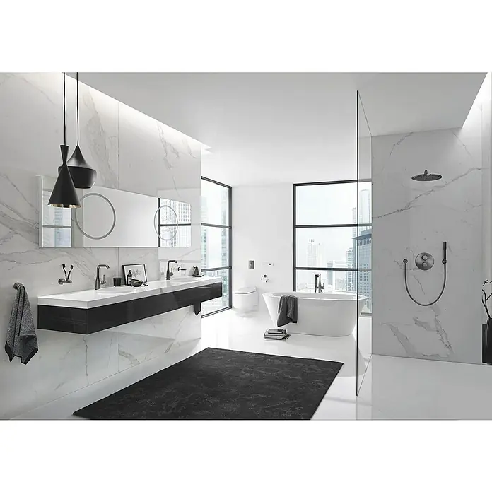 Grohe Essence Badewannenstandarmatur - Höhe: 88,4 cm, Hard Graphite, Matt - Modernes Badezimmer mit freistehender Badewanne, Waschtisch mit zwei Becken und Marmorfliesen.