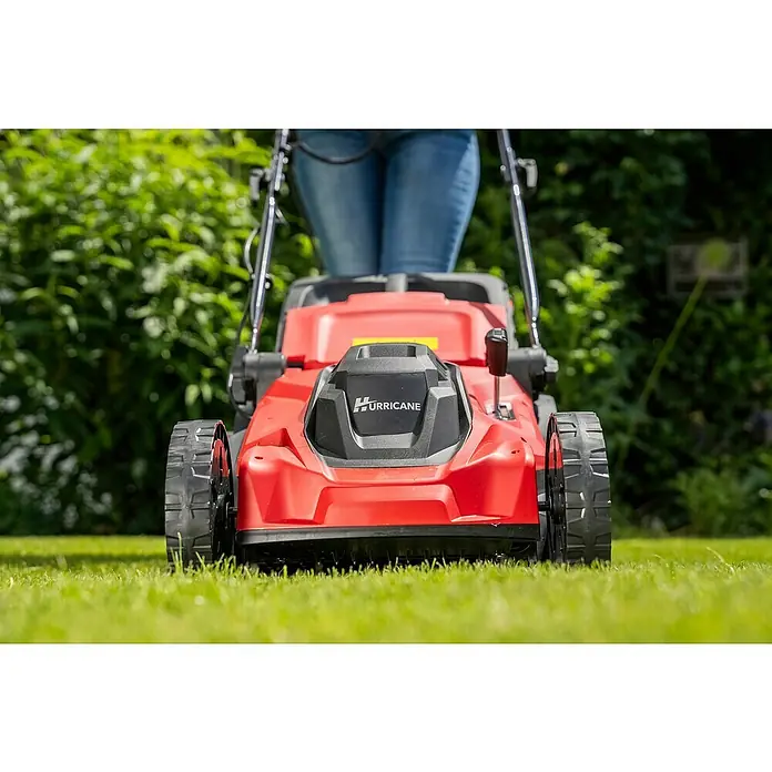 Hurricane Elektro-Rasenmäher HERM-I-1743 - 1.700 W, Schnittbreite: 43 cm - Ein roter Hurricane Rasenmäher steht auf einem gepflegten Rasen, bereit für den Einsatz im Garten.