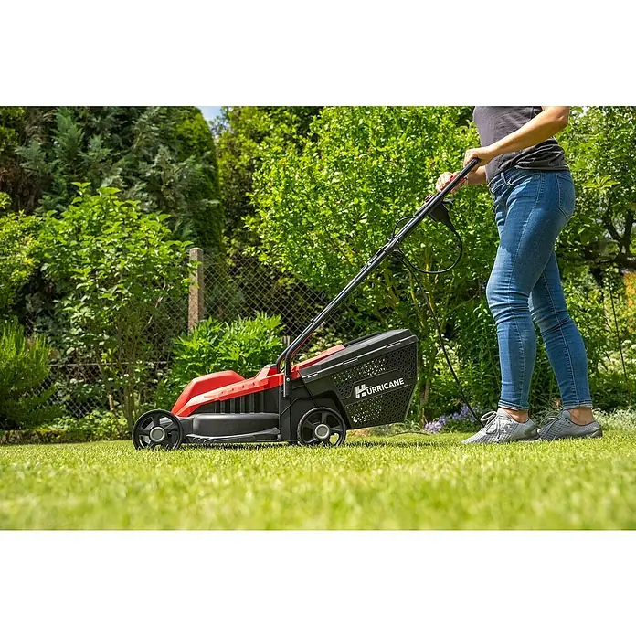 Hurricane Elektro-Rasenmäher HERM-I-1232 - 1.200 W, Schnittbreite: 32 cm - Eine Frau benutzt einen Hurricane-Rasenmäher, um den Rasen in ihrem Garten zu mähen. Der Rasenmäher ist rot und schwarz.