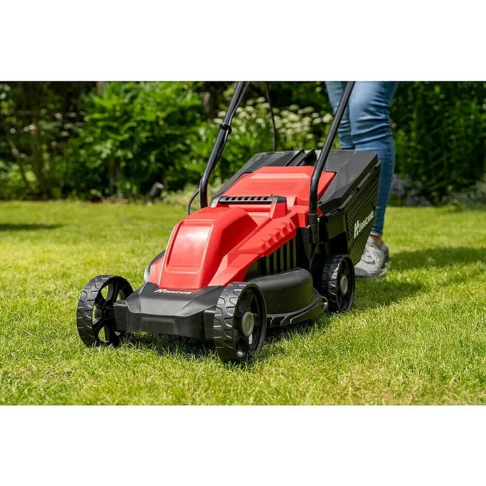 Hurricane Elektro-Rasenmäher HERM-I-1232 - 1.200 W, Schnittbreite: 32 cm - Ein roter und schwarzer Hurricane-Rasenmäher steht auf einem grünen Rasen, der von einer Person bedient wird.