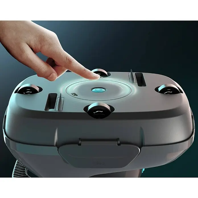 Aiper Poolroboter Scuba SE - Akkubetrieben, Passend für: Pools bis 80 m² Grundfläche, Filterleistung: 4.500 l/h - Nahaufnahme eines Staubsaugerroboters mit einer Hand, die einen Knopf drückt.