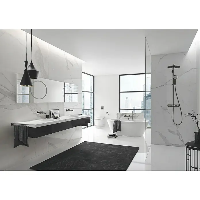 Grohe Essentials Toilettenpapierhalter - Ohne Deckel, Hard Graphite, Matt - Elegantes Badezimmer mit freistehender Badewanne und Waschtisch mit zwei Waschbecken. Moderne Armaturen und großformatige Fliesen.