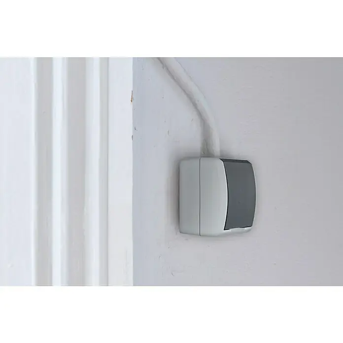 Aqua Form Feuchtraum-Steckdose - Anthrazit, 1-fach, Aufputzmontage, IP44 - Nahaufnahme einer grauen Klingel, die an einer weissen Wand mit einem weissen Rohr befestigt ist.