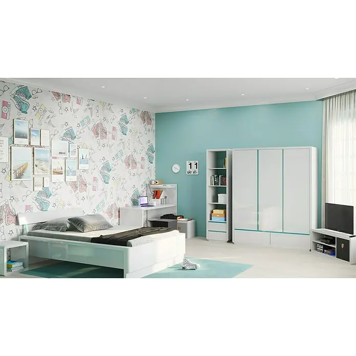 Phönix Beistelltisch Prana - L x B x H: 35 x 42,7 x 42,7 cm, Weiß - Ein stilvolles Kinderzimmer mit einem modernen weißen Bett, einem Schreibtisch und einem geräumigen Kleiderschrank mit blauen Akzenten.
