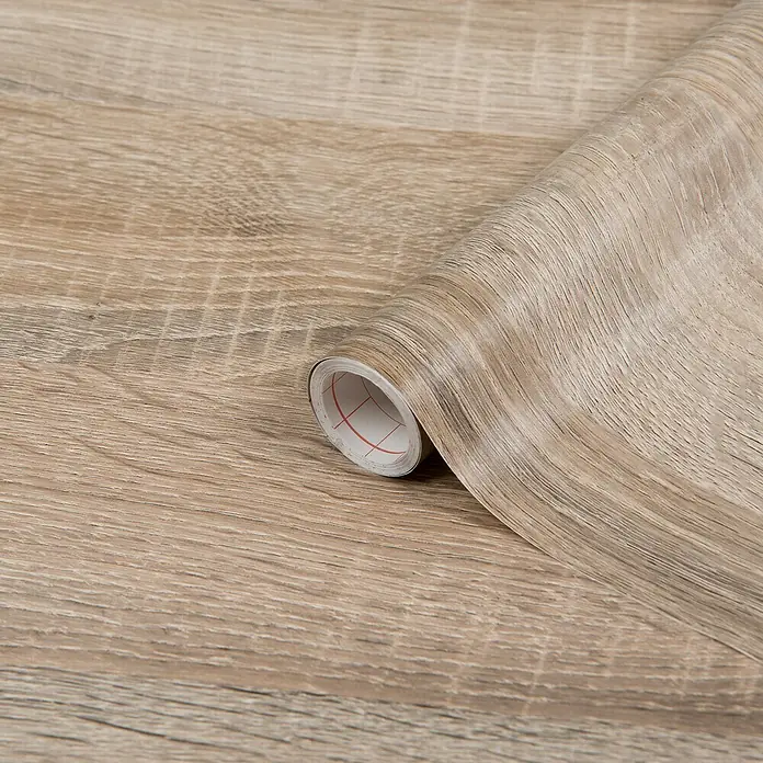 D-c-fix Holzoptikfolie Sonoma Eiche - 210 x 90 cm, Hell, Selbstklebend - Bild eines hellbraunen Holzmaserung-Kontaktpapiers, das von einer Rolle abgerollt ist und eine natürliche Holzoptik mit subtilen Maserungsdetails bietet.