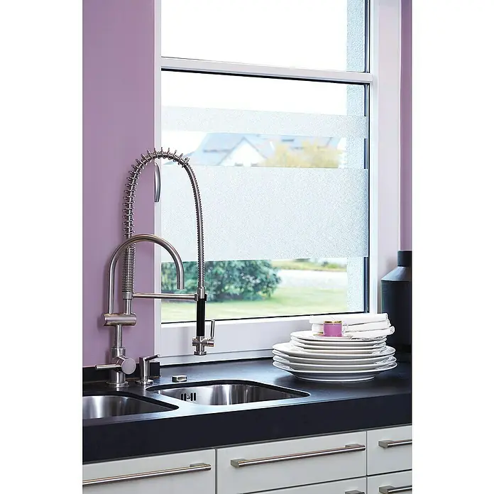 D-c-fix StaticStripes Glasfolie Ava - 200 x 45 cm, Transluzent, Statisch haftend - Ein modernes Küchenspülbecken mit flexiblem Wasserhahn vor einem Fenster mit Sichtschutz. Ideal für eine stilvolle Küchengestaltung.