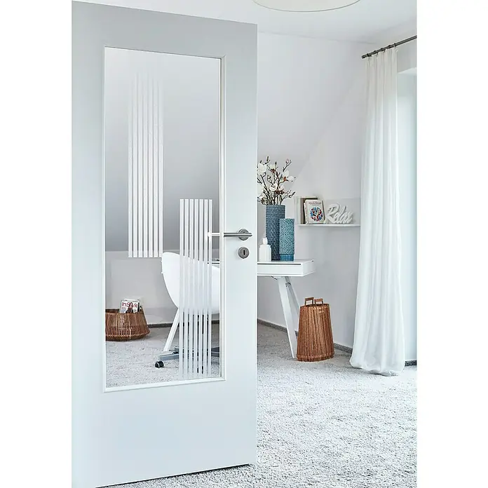D-c-fix StaticStripes Glasfolie Clarity - 200 x 15 cm, Transluzent, Statisch haftend - Blick durch eine moderne, teilweise geöffnete Tür mit Glasdesign in ein helles Büro mit Schreibtisch und Dekorationen.