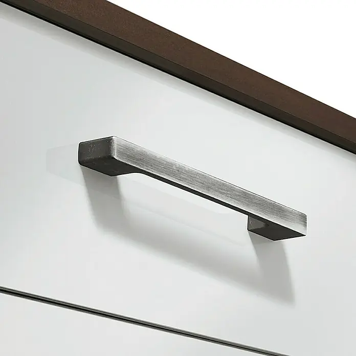 Häfele Tirador para muebles 110.22.036 - L x An x Al: 19,2 x 3 x 1,5 cm - Primer plano de un tirador de metal moderno en un mueble blanco con detalle marrón.