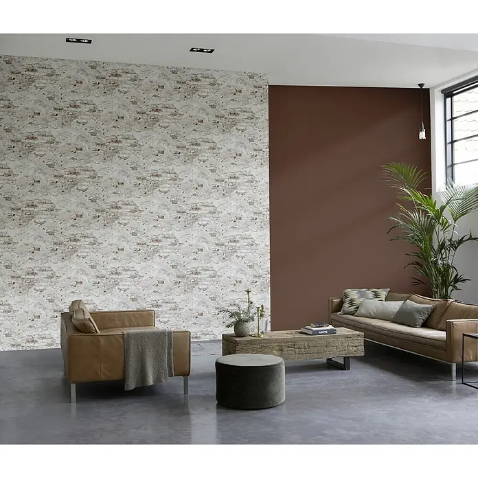 Rasch Vliestapete Bruchstein - Rot/Beige/Weiß, Steinoptik, 10,05 x 0,53 m - Wohnzimmer mit Ledersofa und Sessel, Holztisch und Backstein-Tapete für eine stilvolle Einrichtung.
