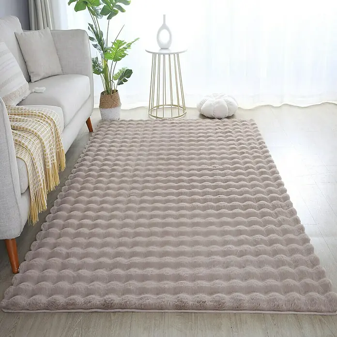 Fellteppich Ambiance - Beige, 200 x 140 cm, 100 % Polyester - Wohnzimmer mit beigem, gewelltem Teppich, der eine gemütliche und stilvolle Atmosphäre schafft. Der Teppich ergänzt die Einrichtung perfekt.